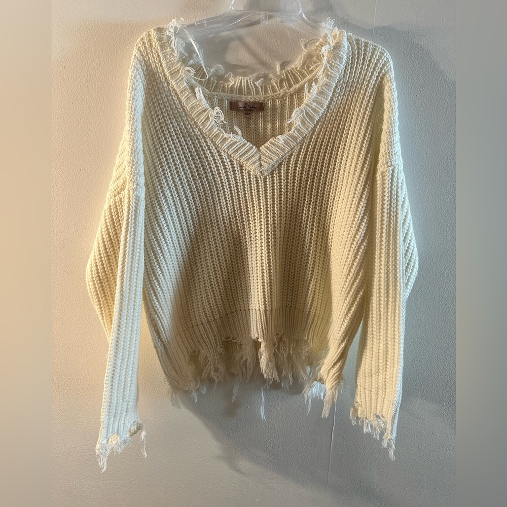Love Tree Distressed Sweater
SIZE L Love Tree Distressed Sweater